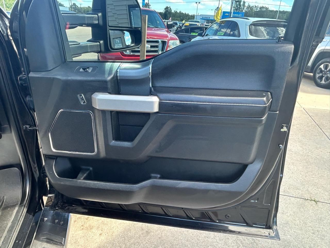 Ford F-150 4WD SuperCrew 157" Lariat w/HD Payload Pkg 2015