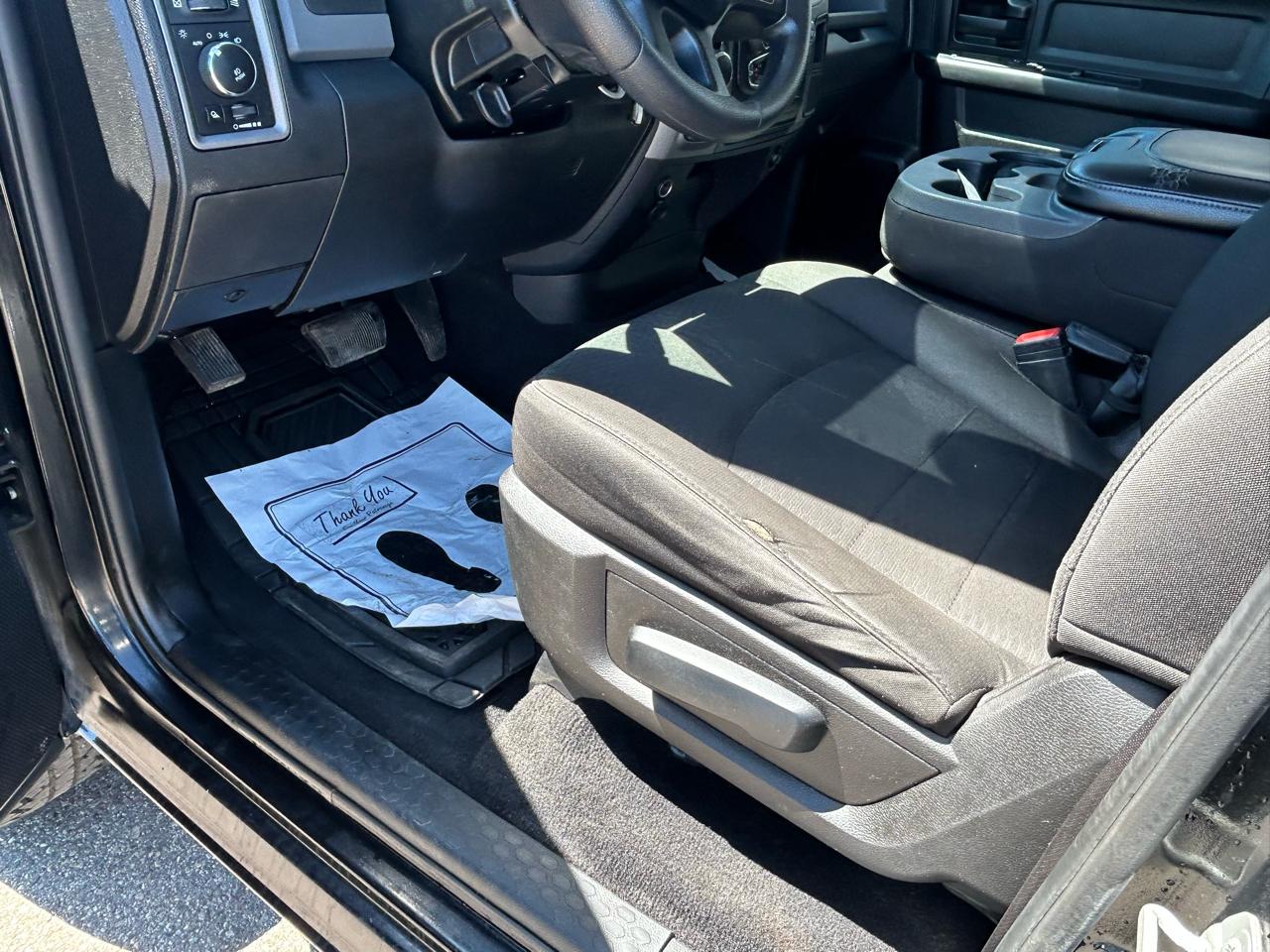 RAM 1500 Classic Express 4x4 Quad Cab 6'4" Box 2020