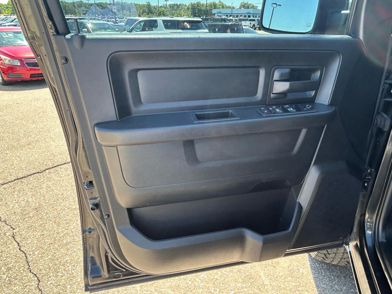 RAM 1500 Classic Express 4x4 Quad Cab 6'4" Box 2020