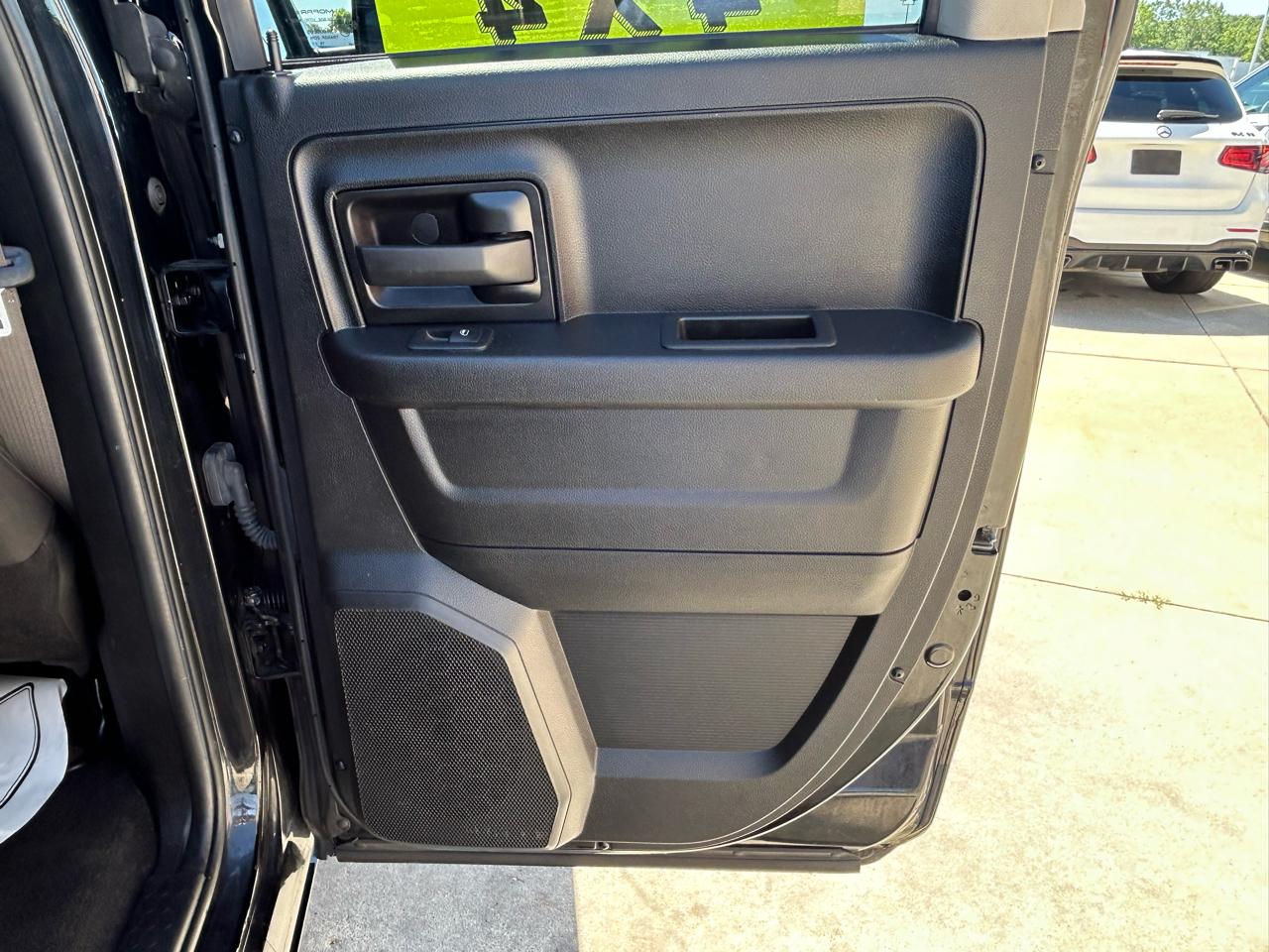 RAM 1500 Classic Express 4x4 Quad Cab 6'4" Box 2020