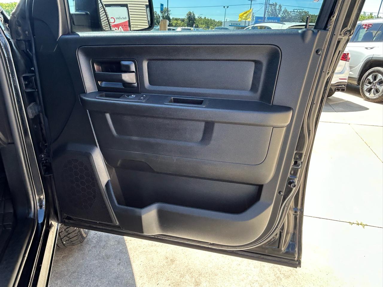 RAM 1500 Classic Express 4x4 Quad Cab 6'4" Box 2020
