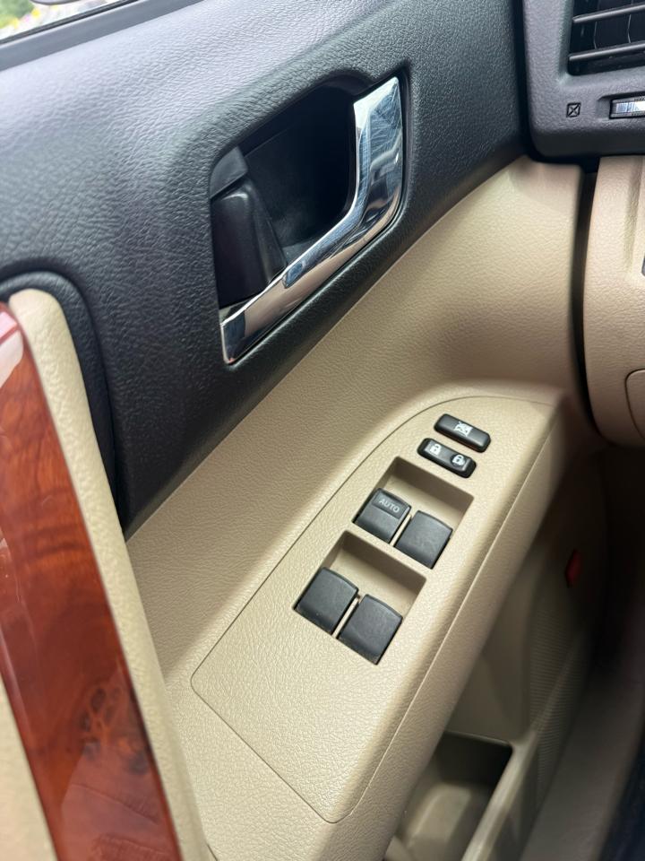 Toyota Highlander 4WD 4dr V6 Limited (Natl) 2012