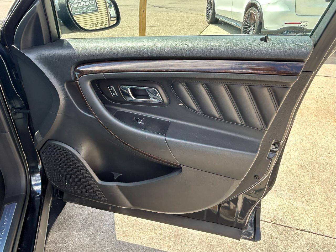 Ford Taurus 4dr Sdn Limited FWD 2015