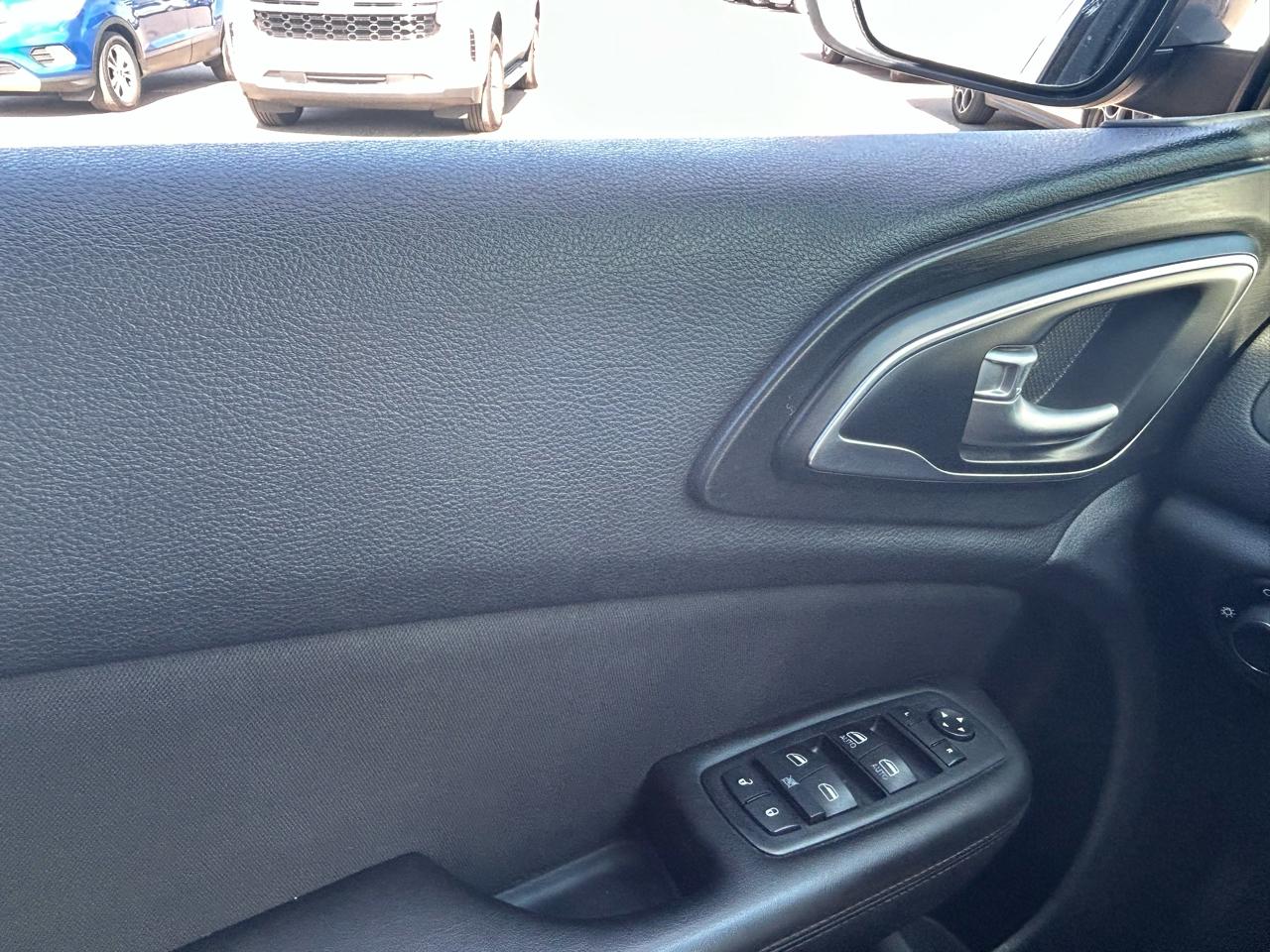 Chrysler 200 4dr Sdn Limited FWD 2015