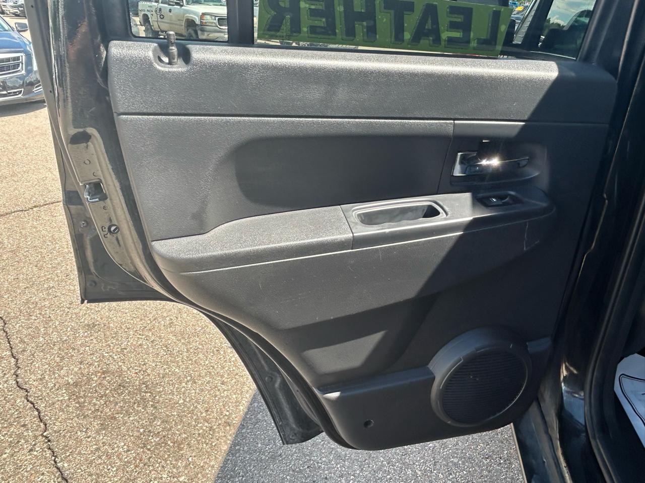 Jeep Liberty 4WD 4dr Sport Latitude 2012