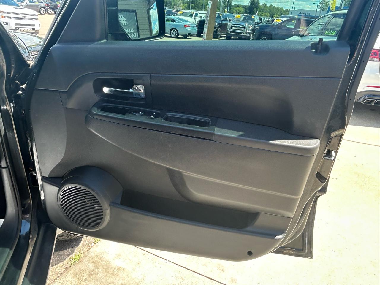 Jeep Liberty 4WD 4dr Sport Latitude 2012