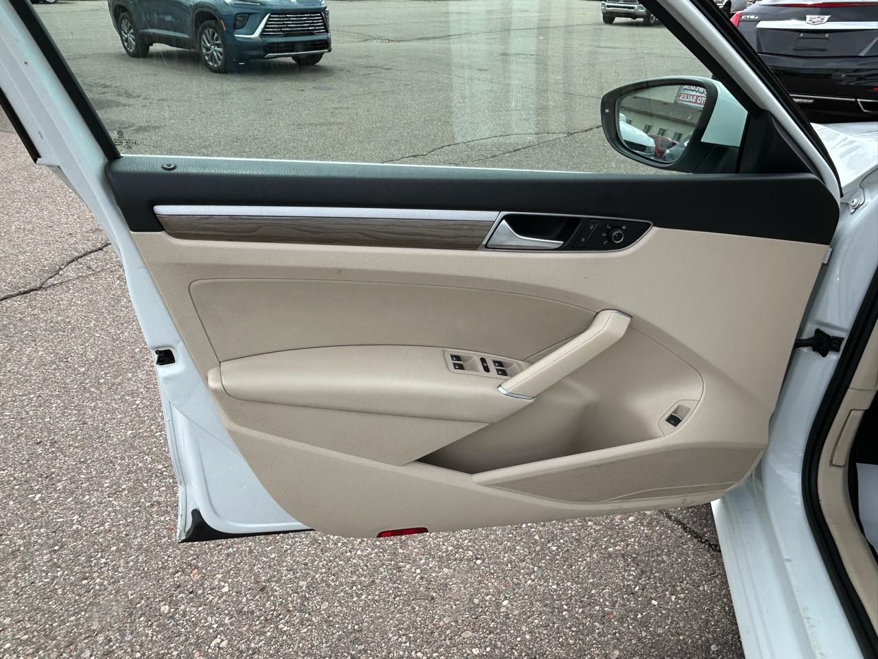 Volkswagen Passat 4dr Sdn 1.8T Auto SE PZEV 2016