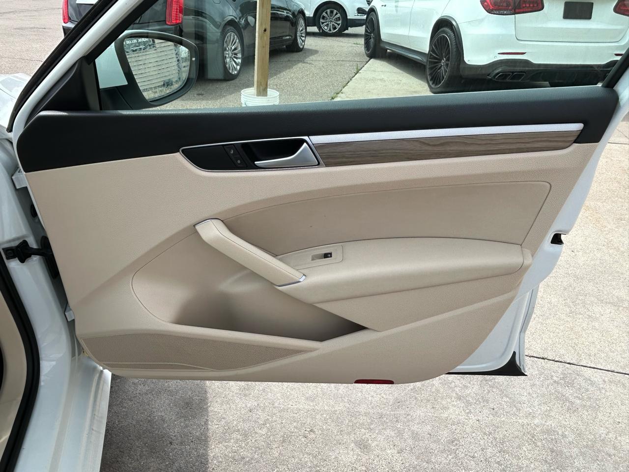 Volkswagen Passat 4dr Sdn 1.8T Auto SE PZEV 2016
