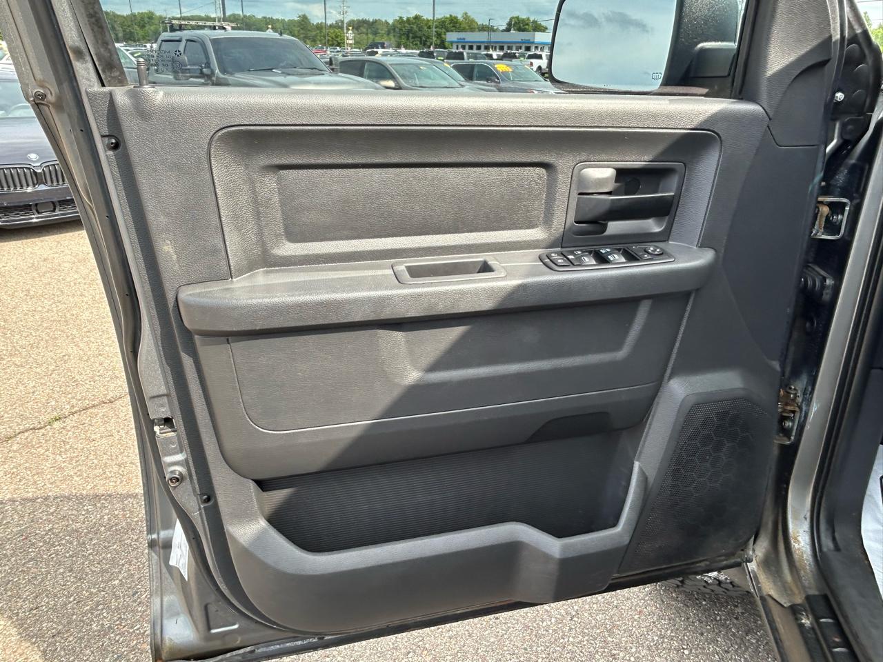 RAM 1500 4WD Quad Cab 140.5" ST 2011
