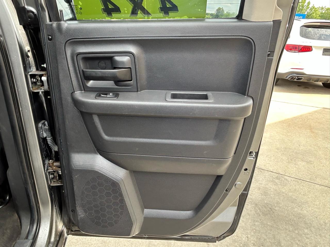 RAM 1500 4WD Quad Cab 140.5" ST 2011
