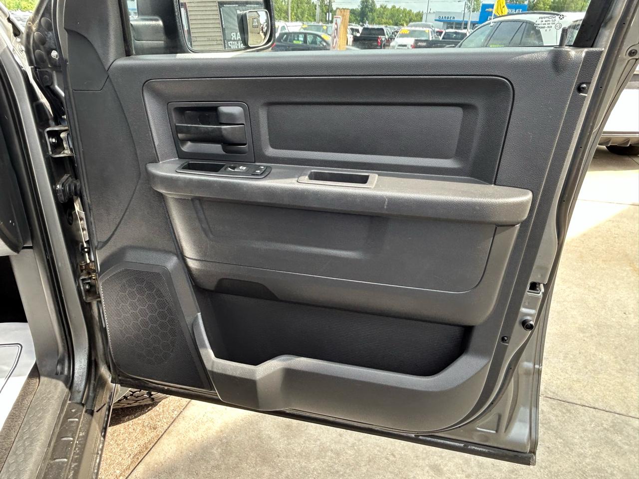 RAM 1500 4WD Quad Cab 140.5" ST 2011