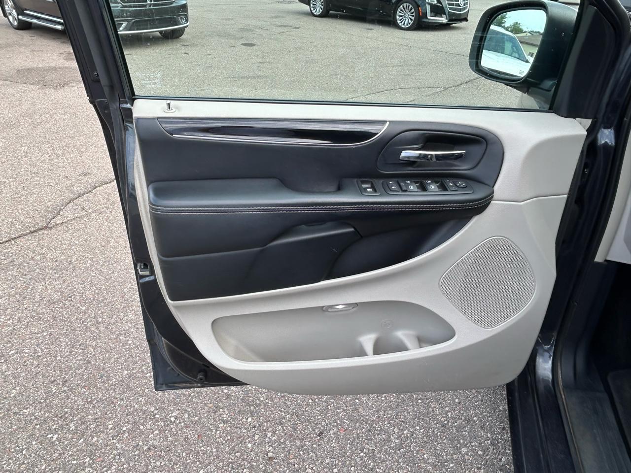 Chrysler Town & Country 4dr Wgn Touring-L 30th Anniversary 2014