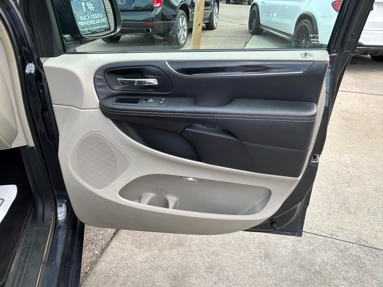 Chrysler Town & Country 4dr Wgn Touring-L 30th Anniversary 2014