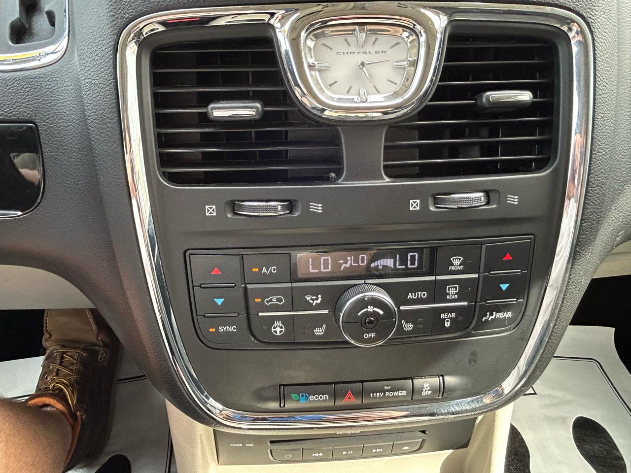 Chrysler Town & Country 4dr Wgn Touring-L 30th Anniversary 2014