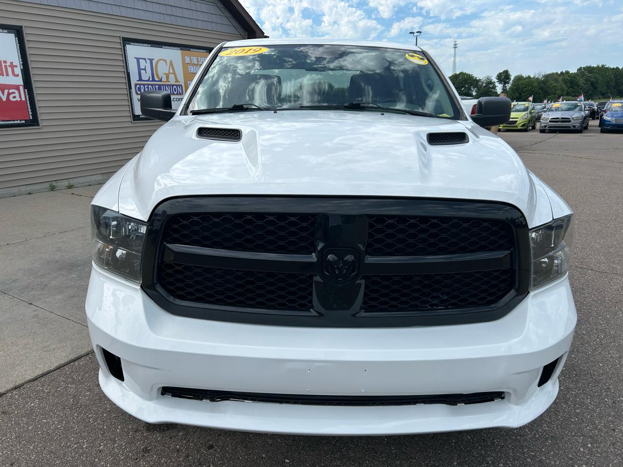 RAM 1500 Classic Express 4x4 Crew Cab 5'7" Box 2019