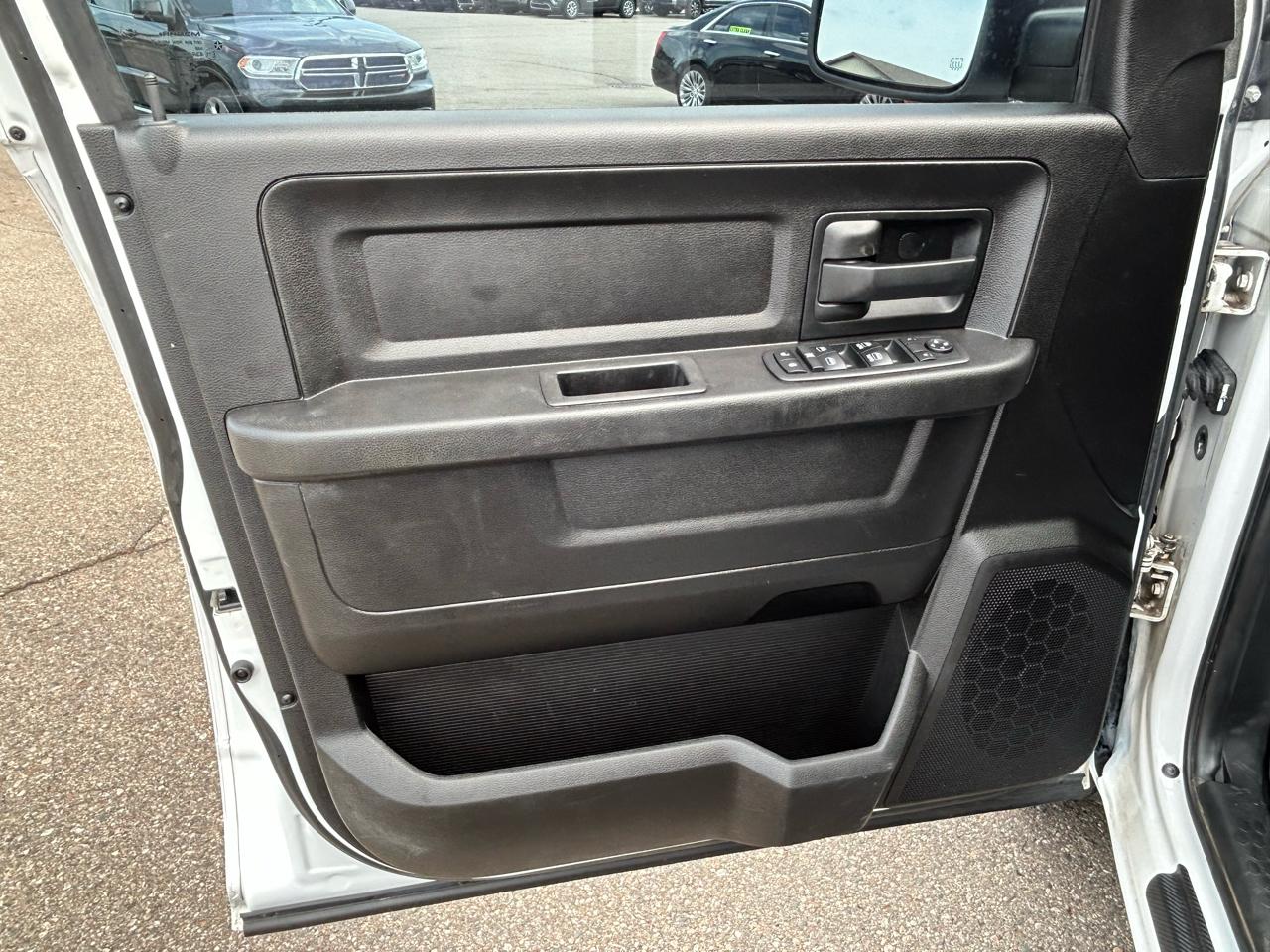 RAM 1500 Classic Express 4x4 Crew Cab 5'7" Box 2019
