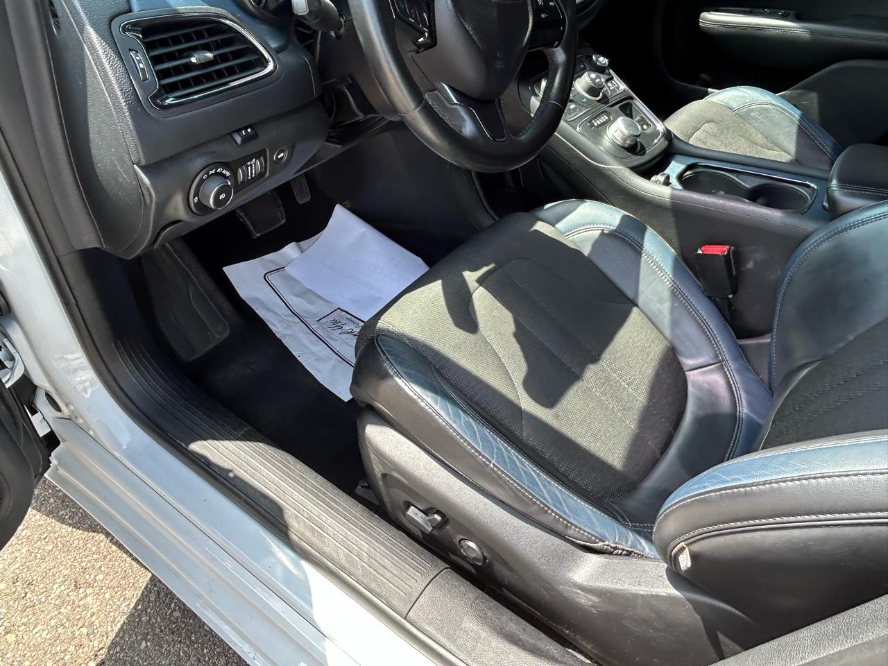 Chrysler 200 4dr Sdn S FWD 2015