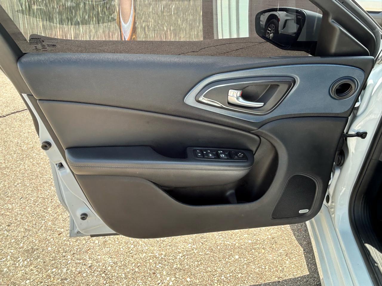 Chrysler 200 4dr Sdn S FWD 2015