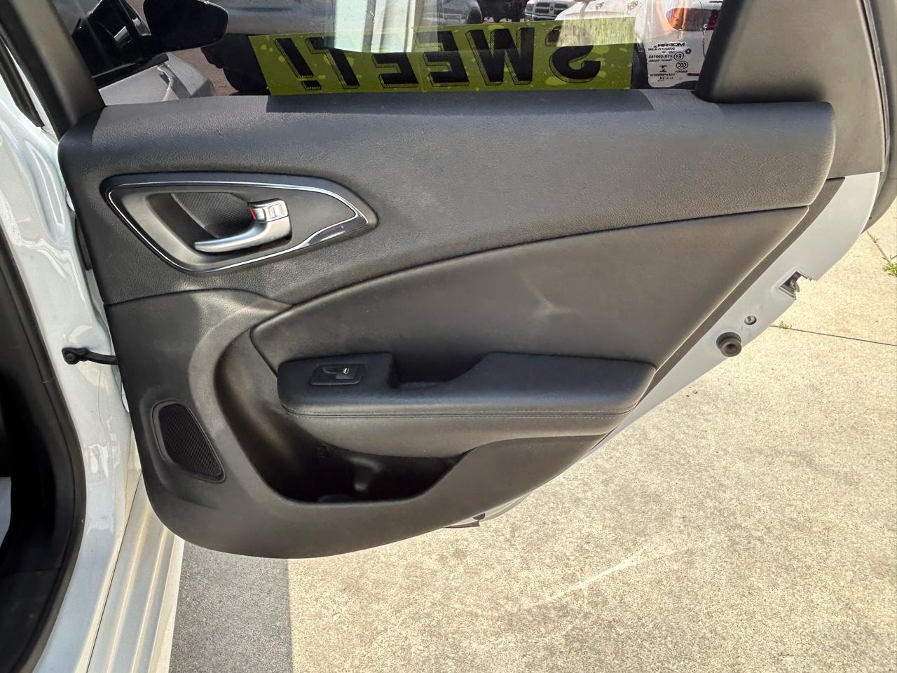 Chrysler 200 4dr Sdn S FWD 2015
