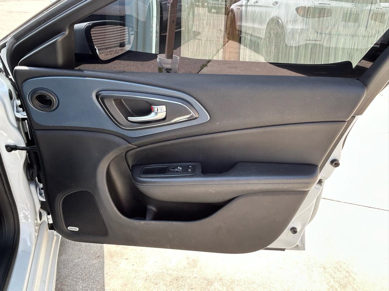 Chrysler 200 4dr Sdn S FWD 2015