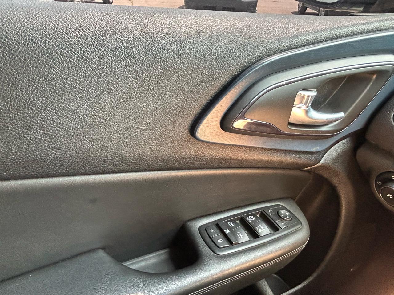Chrysler 200 4dr Sdn S FWD 2015