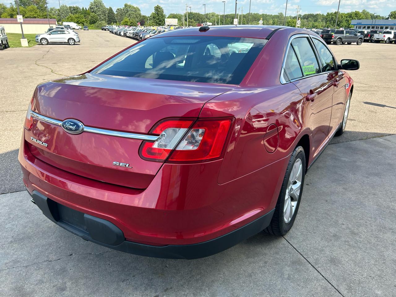 Ford Taurus 4dr Sdn SEL FWD 2010