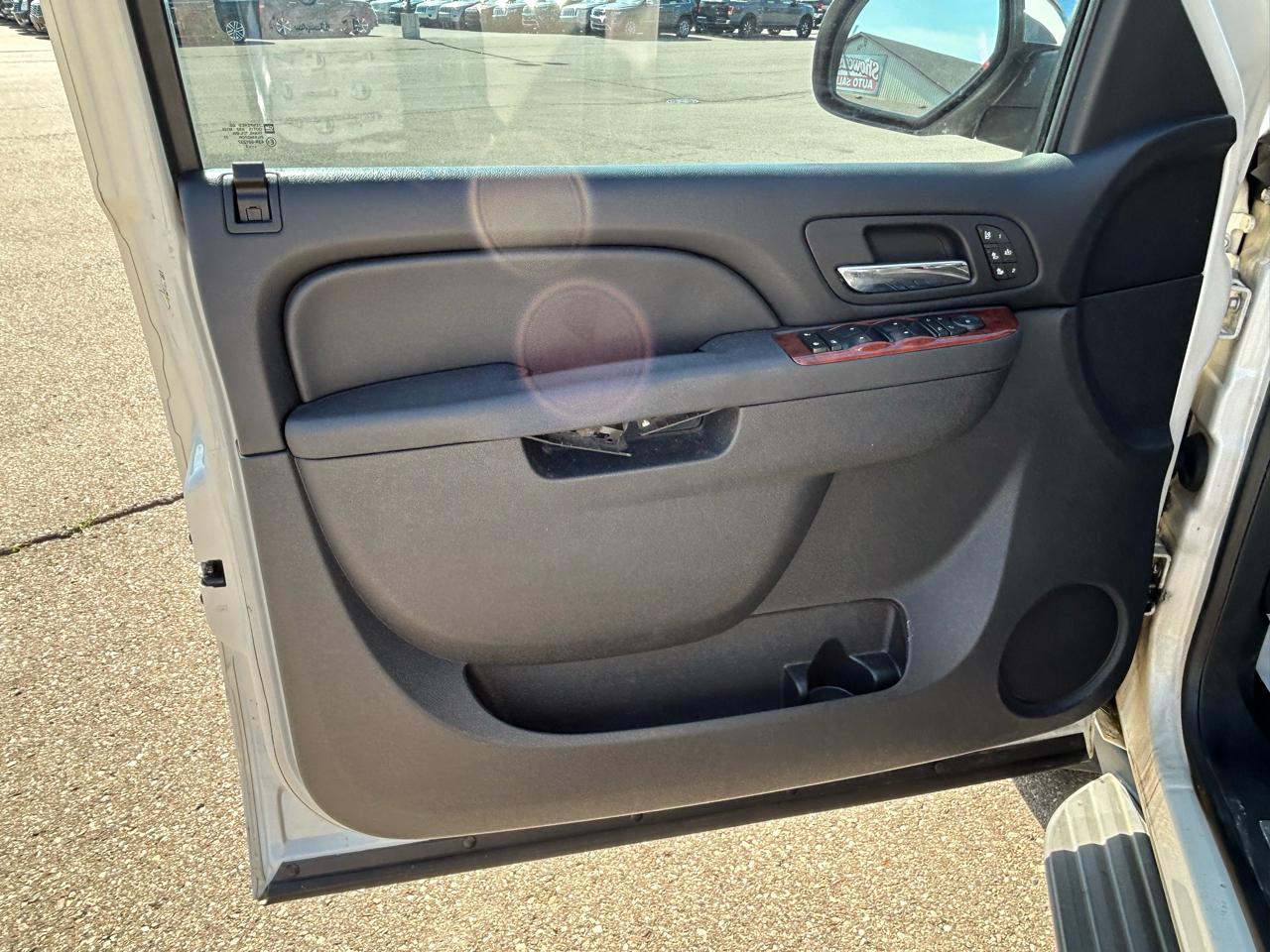 Chevrolet Suburban 4WD 4dr 1500 LTZ 2012
