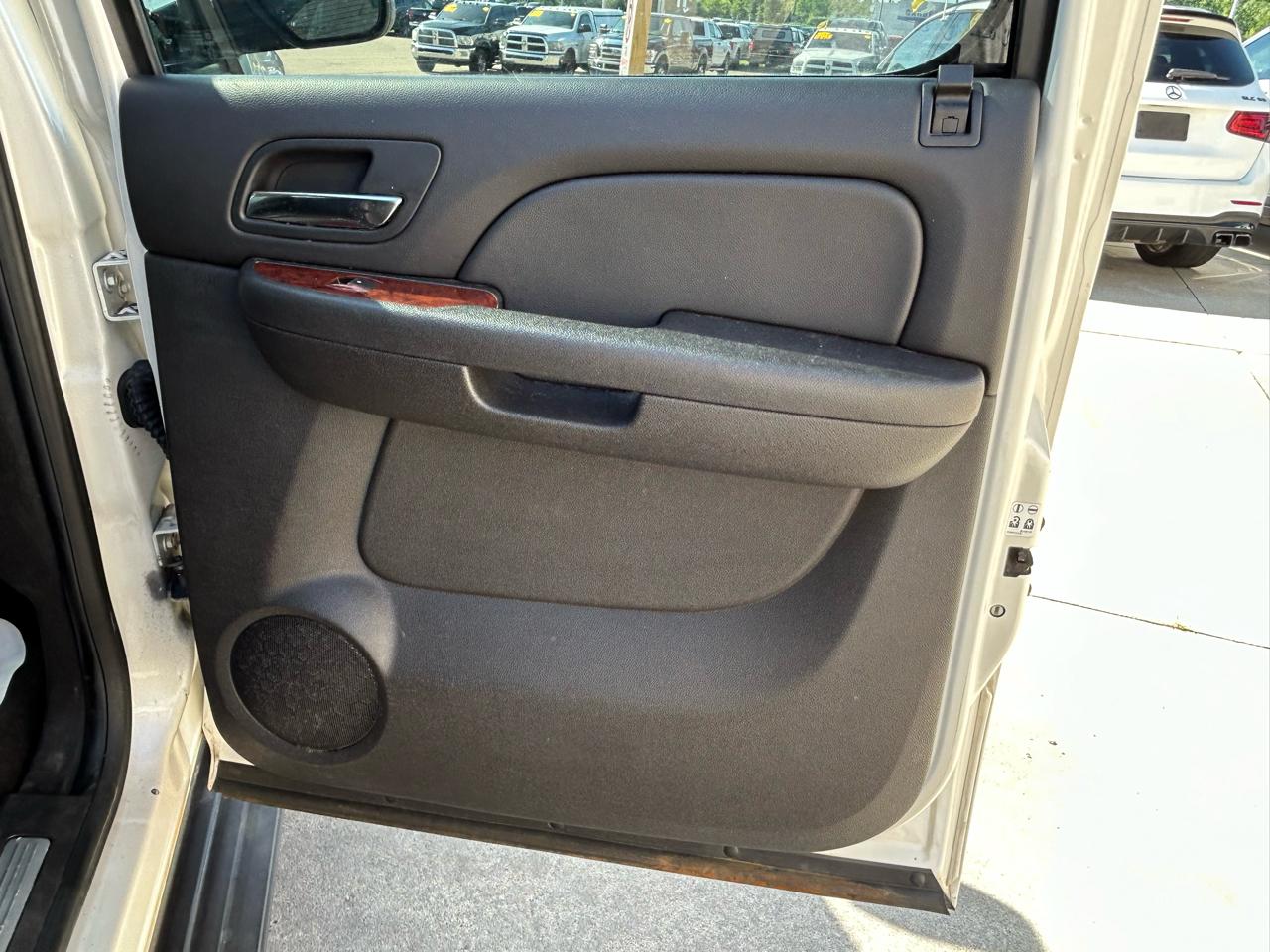 Chevrolet Suburban 4WD 4dr 1500 LTZ 2012