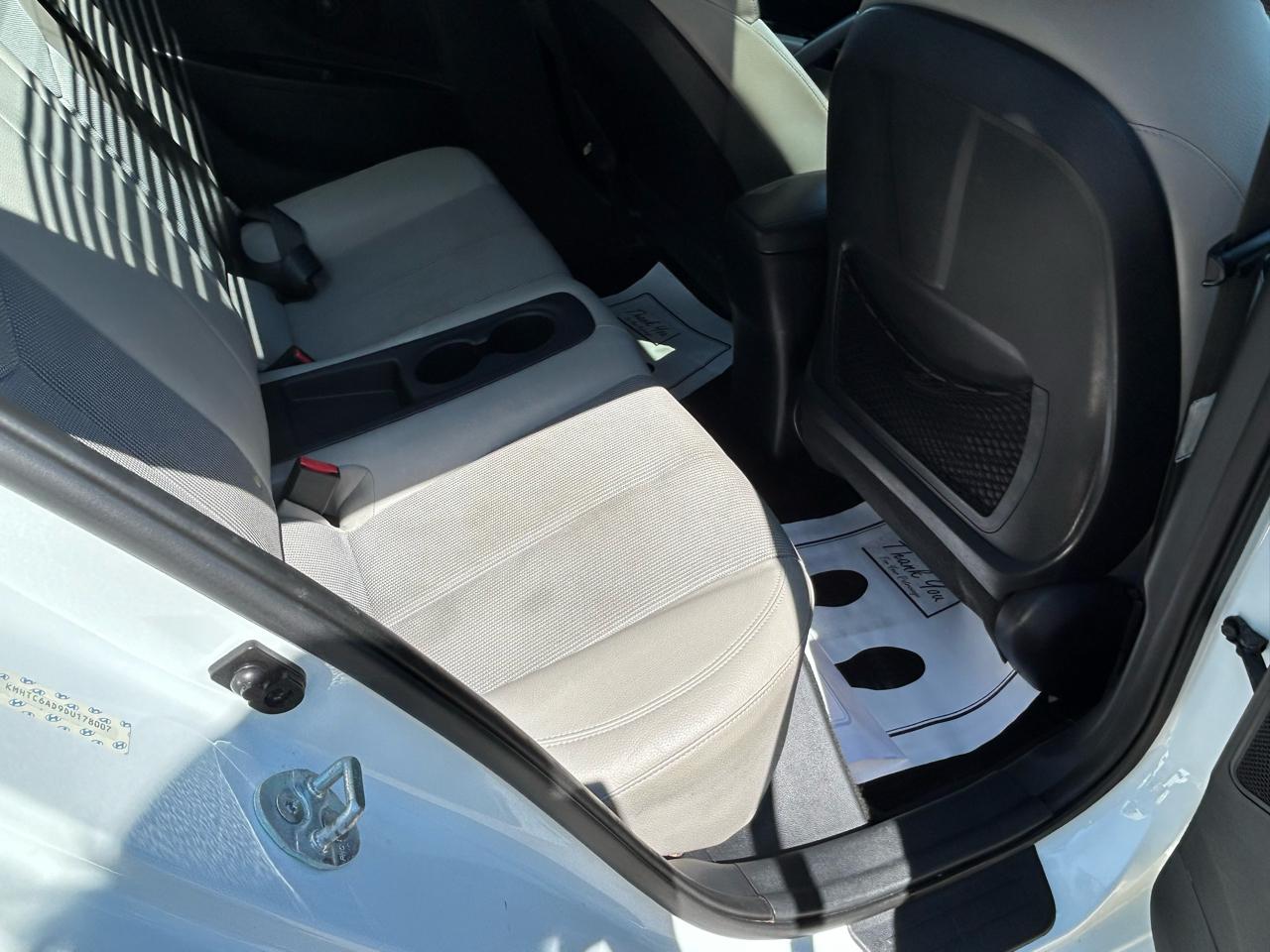 Hyundai Veloster Base 2013