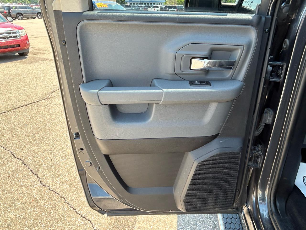 RAM 1500 4WD Quad Cab 140.5" SLT 2016