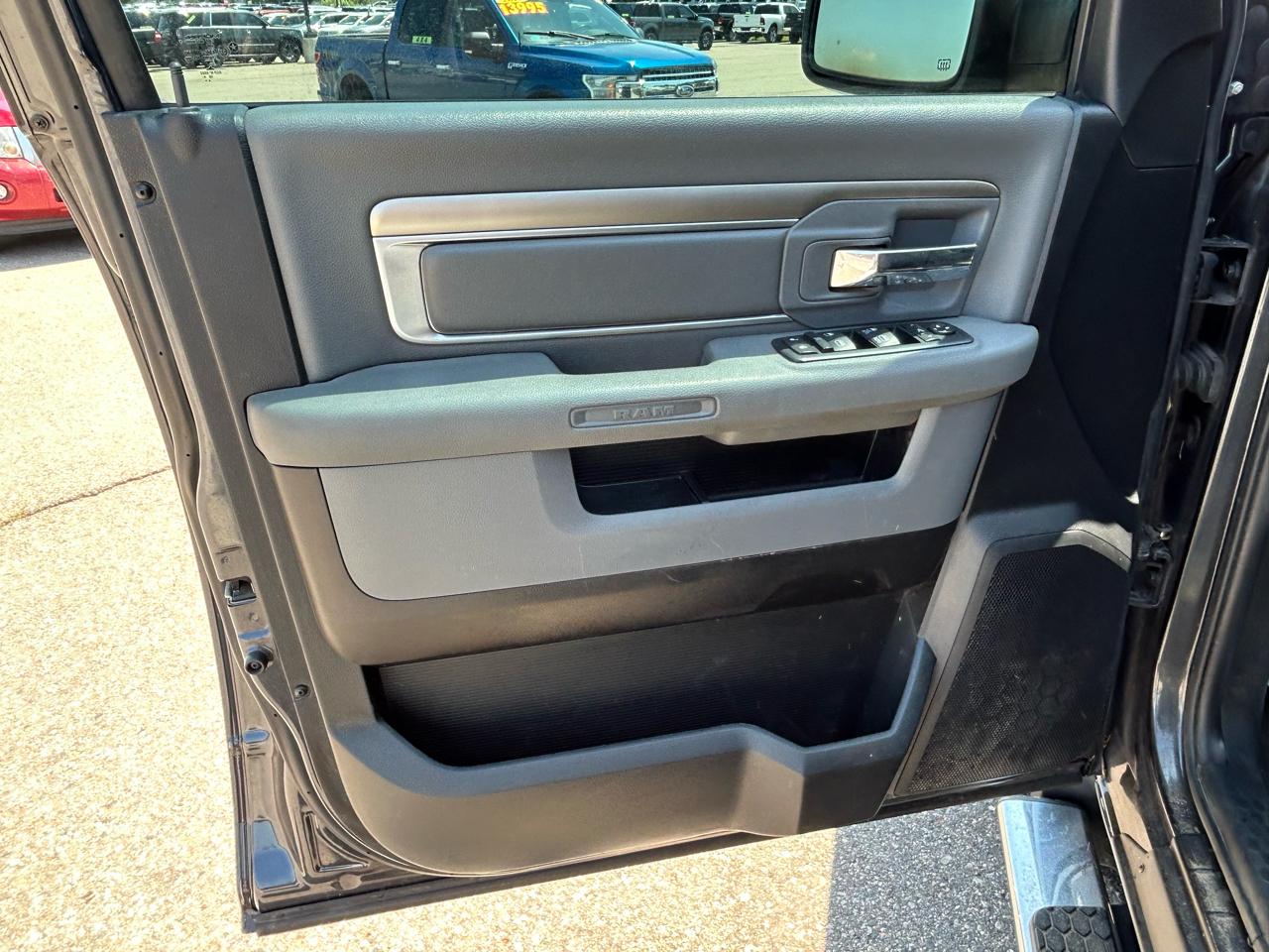 RAM 1500 4WD Quad Cab 140.5" SLT 2016