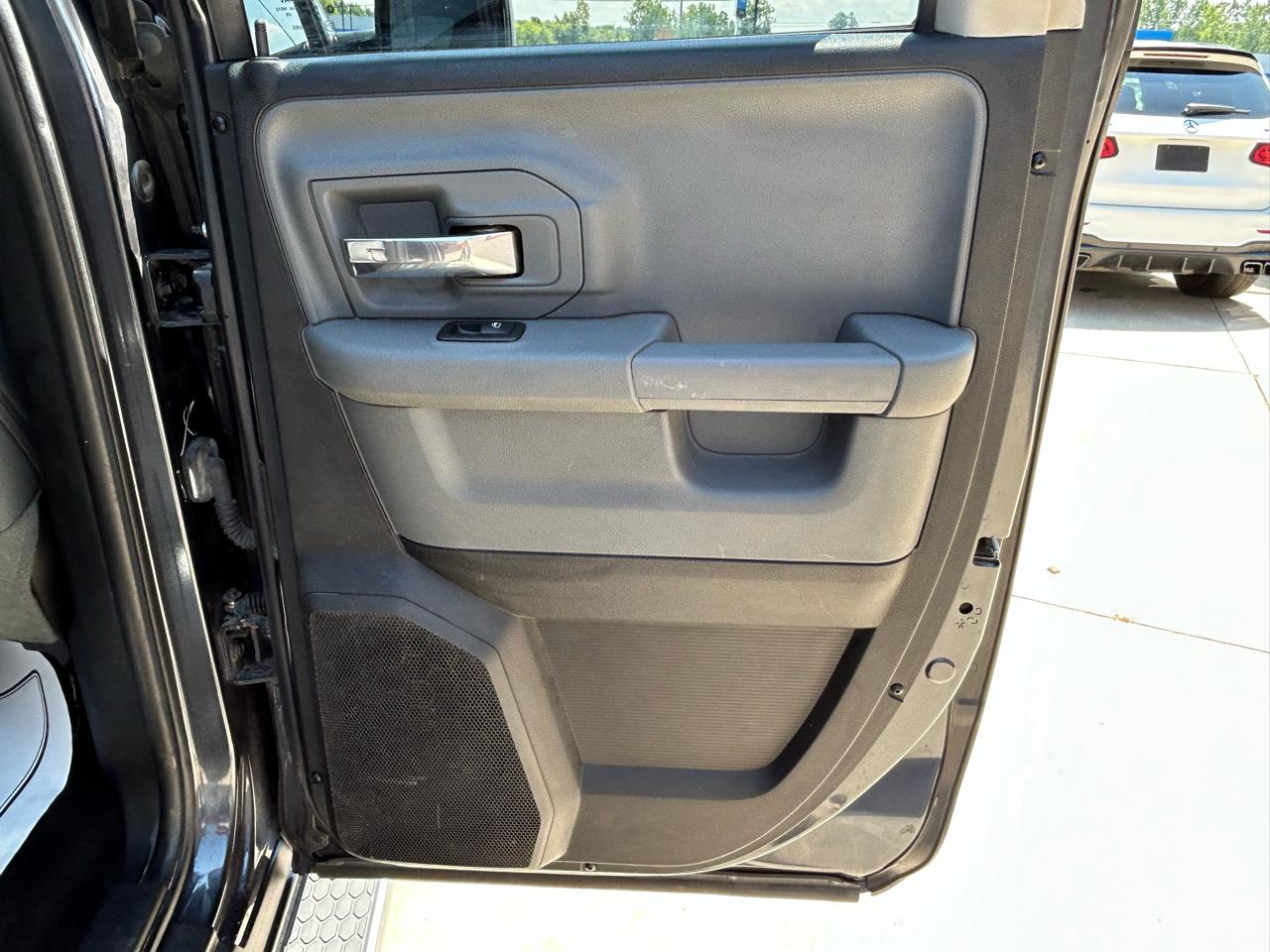 RAM 1500 4WD Quad Cab 140.5" SLT 2016