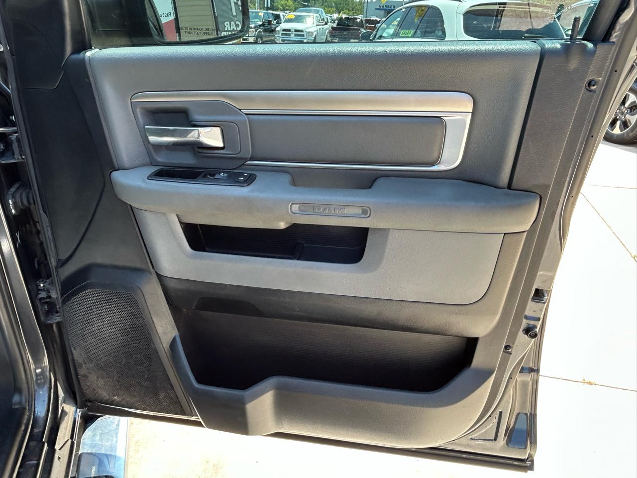 RAM 1500 4WD Quad Cab 140.5" SLT 2016