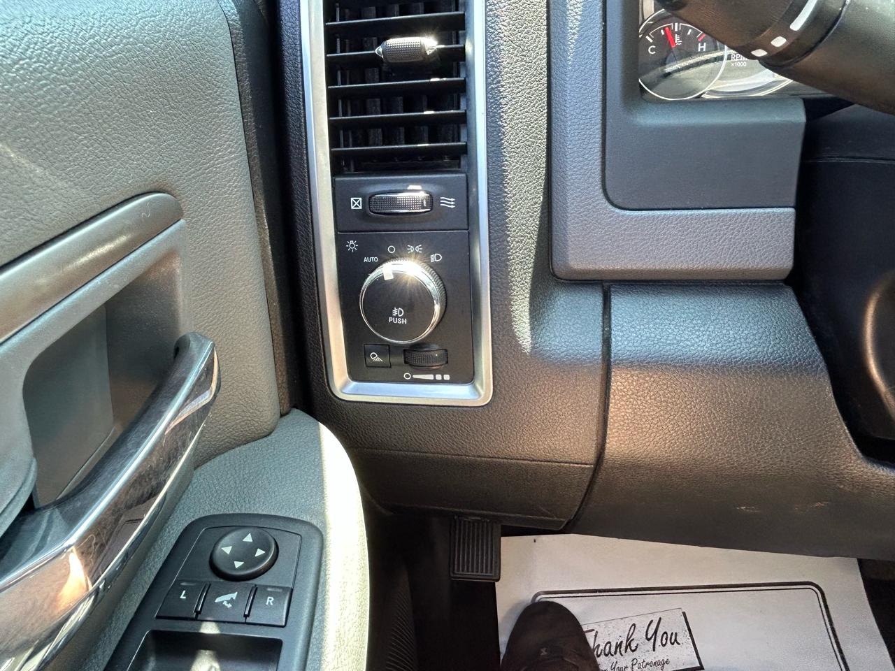 RAM 1500 4WD Quad Cab 140.5" SLT 2016