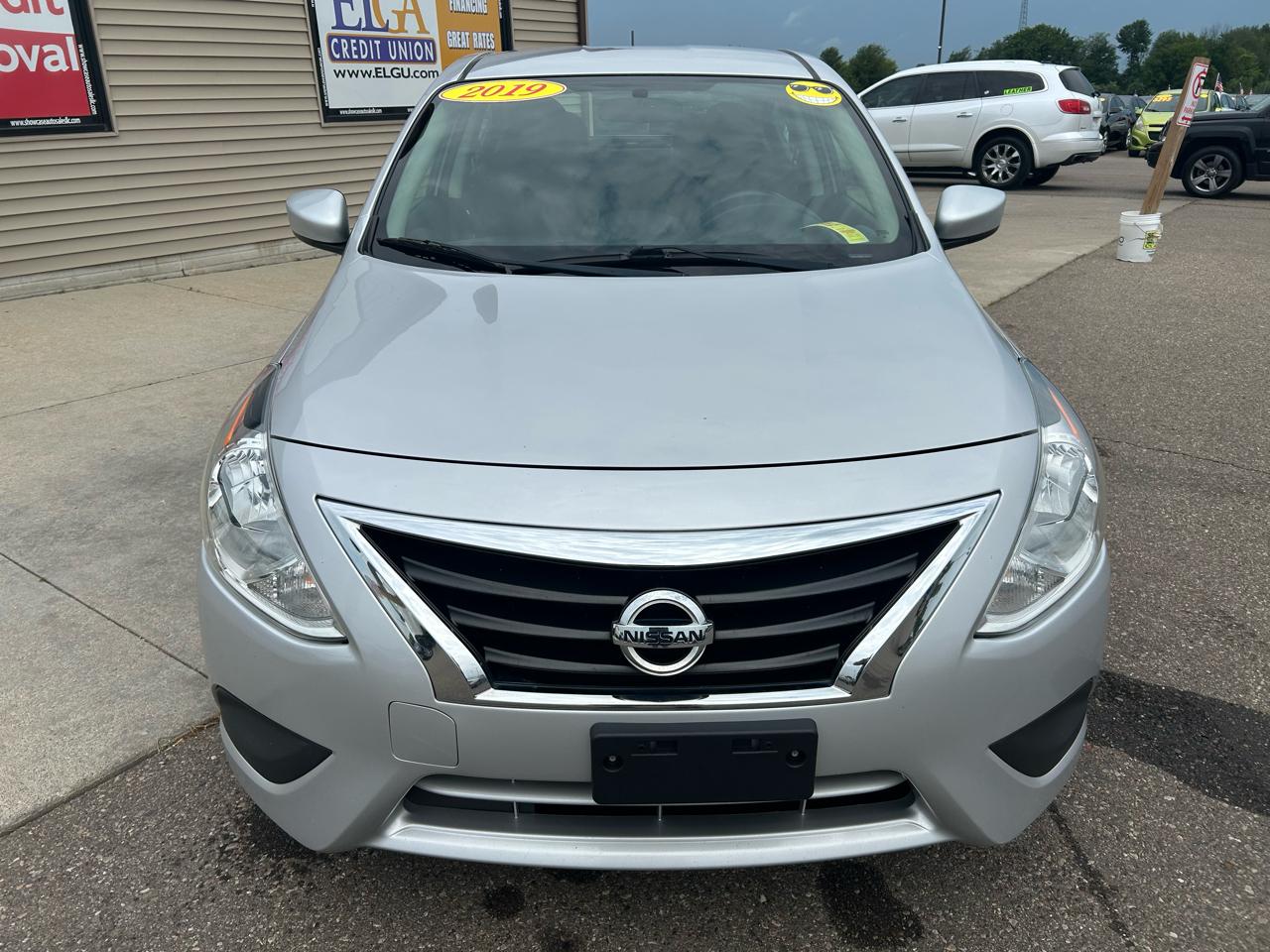 Nissan Versa Sedan SV CVT 2019