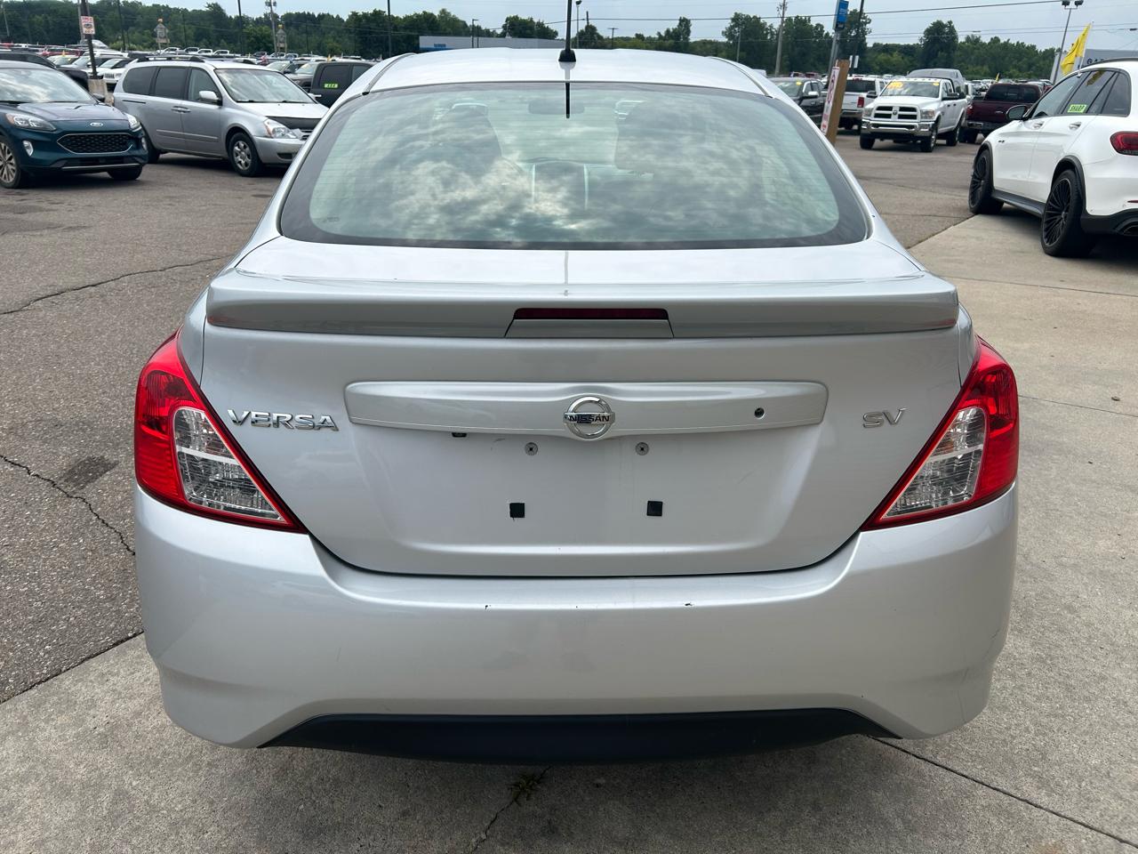 Nissan Versa Sedan SV CVT 2019