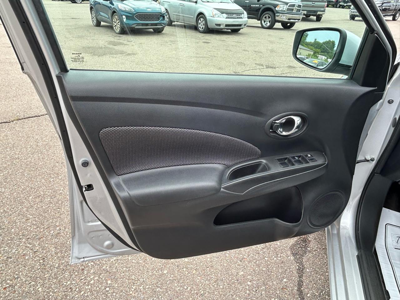 Nissan Versa Sedan SV CVT 2019
