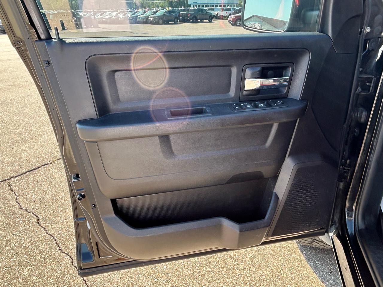 RAM 1500 4WD Crew Cab 140.5" Express 2013