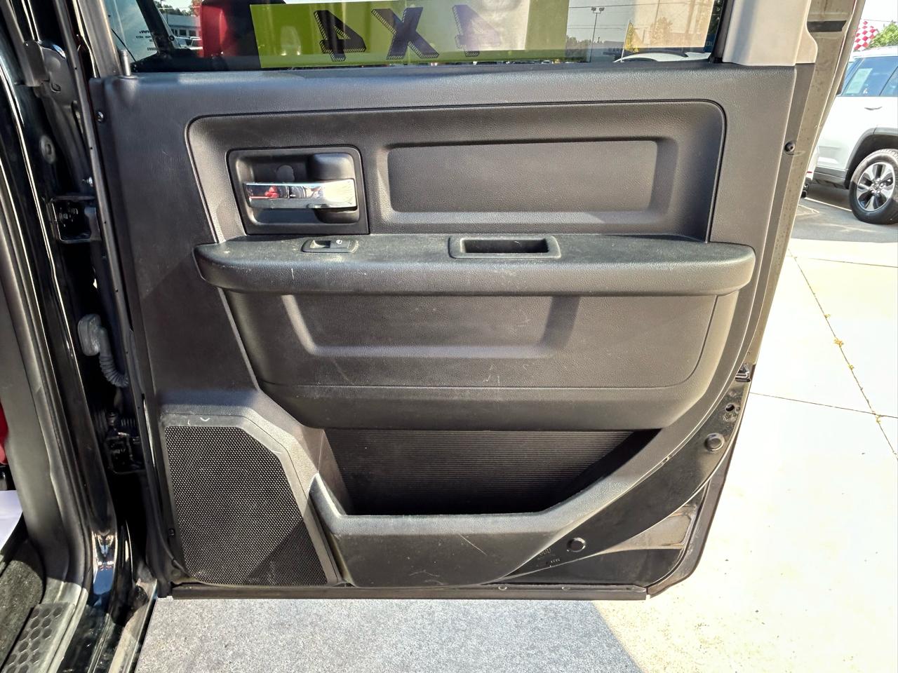 RAM 1500 4WD Crew Cab 140.5" Express 2013