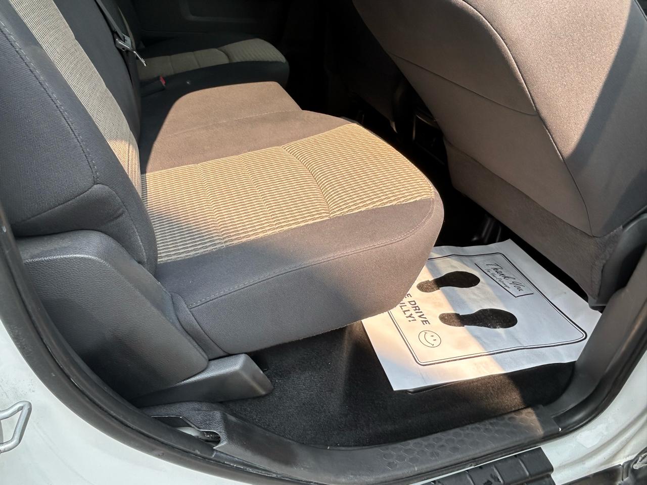 RAM 1500 4WD Crew Cab 140.5" ST 2011