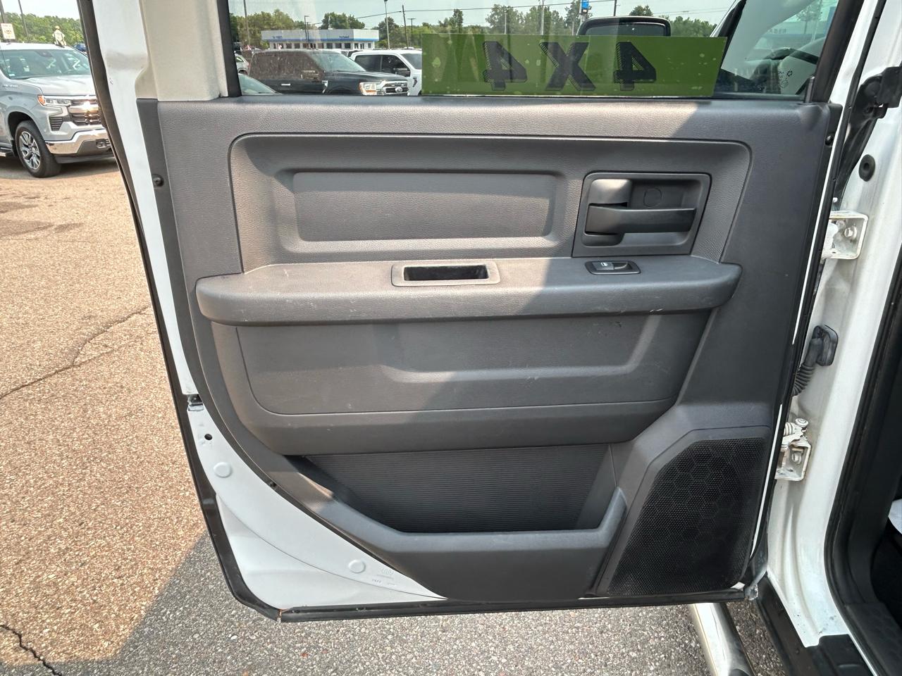 RAM 1500 4WD Crew Cab 140.5" ST 2011