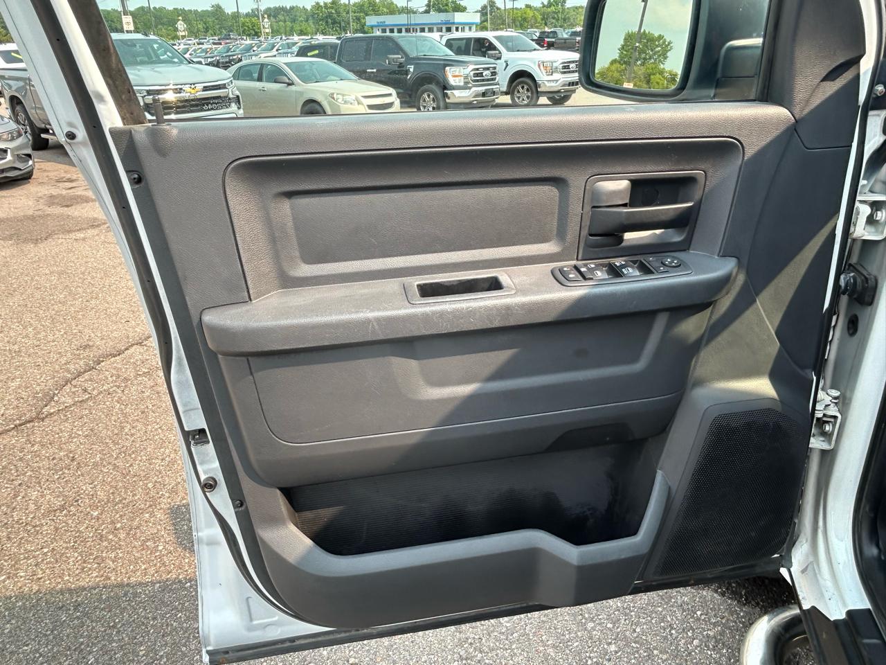 RAM 1500 4WD Crew Cab 140.5" ST 2011