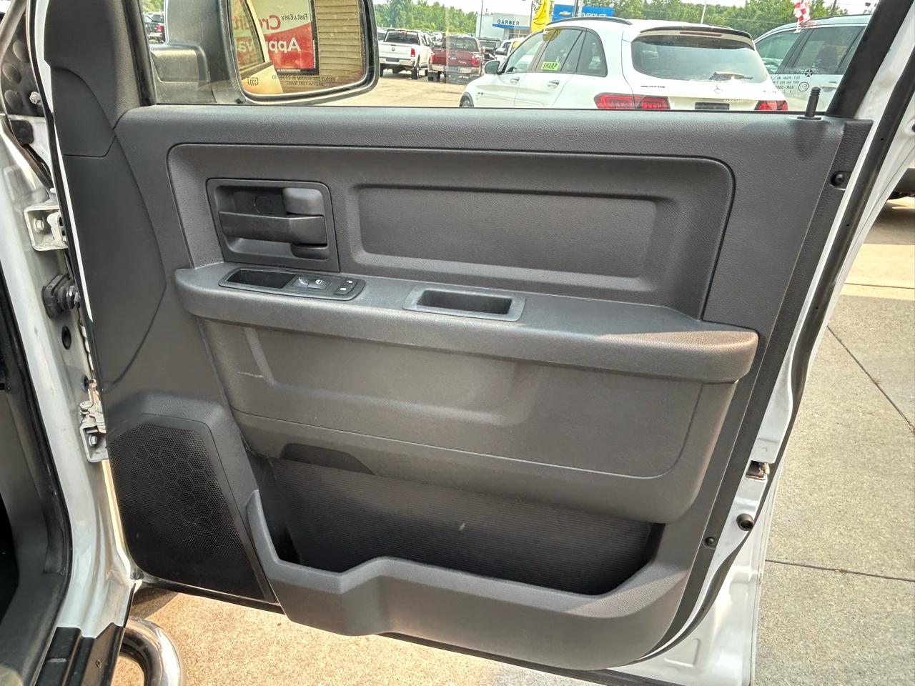 RAM 1500 4WD Crew Cab 140.5" ST 2011