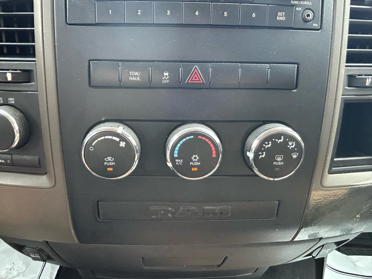 RAM 1500 4WD Crew Cab 140.5" ST 2011