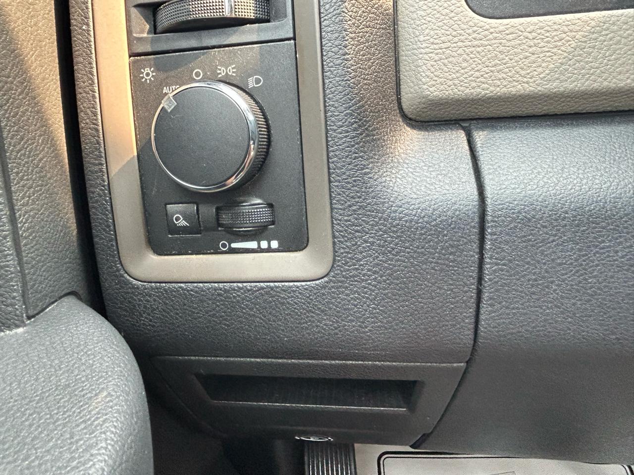 RAM 1500 4WD Crew Cab 140.5" ST 2011