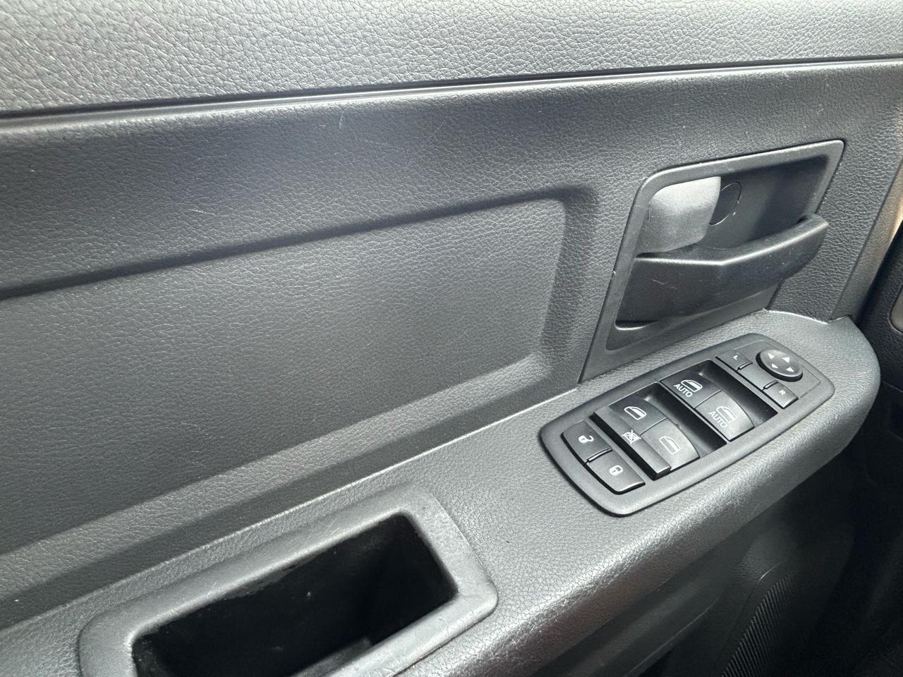 RAM 1500 4WD Crew Cab 140.5" ST 2011