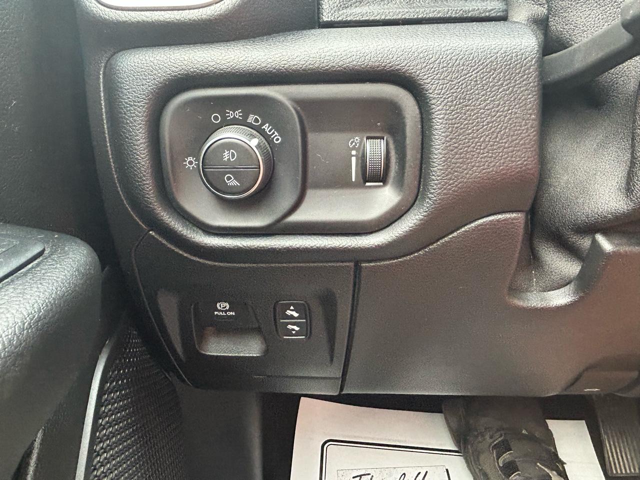 RAM 1500 Big Horn 4x4 Crew Cab 5'7" Box 2020