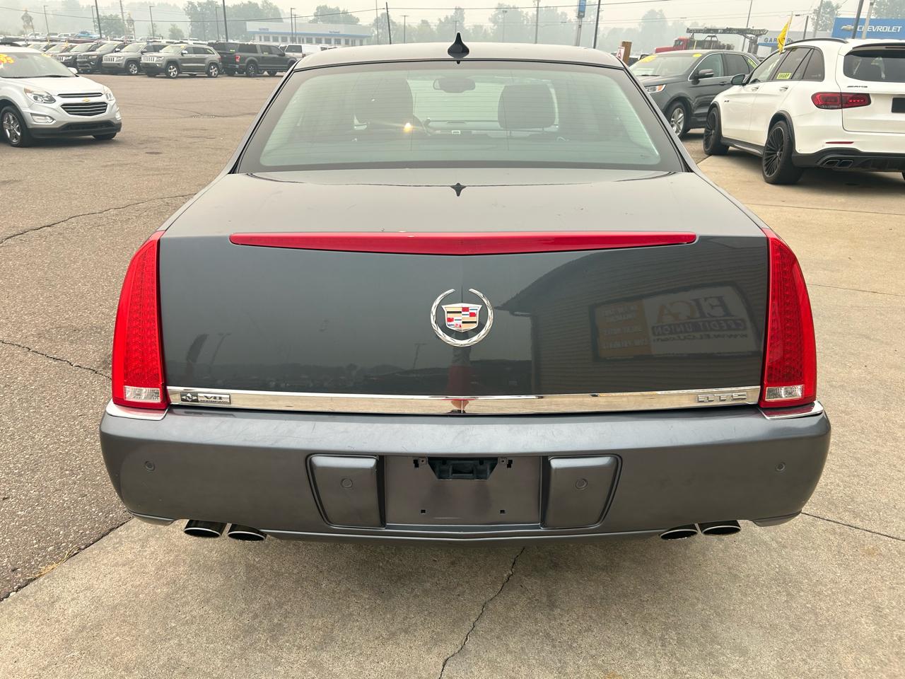 Cadillac DTS 4dr Sdn w/1SC 2010