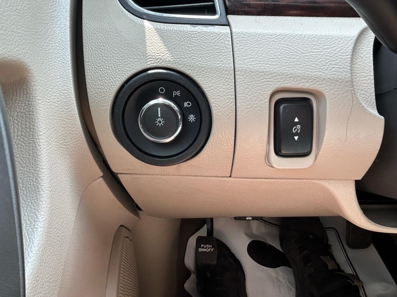 Ford Taurus 4dr Sdn SEL FWD 2011
