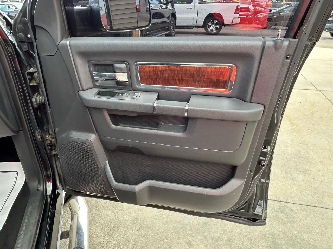 RAM 1500 4WD Quad Cab 140.5" Laramie 2012